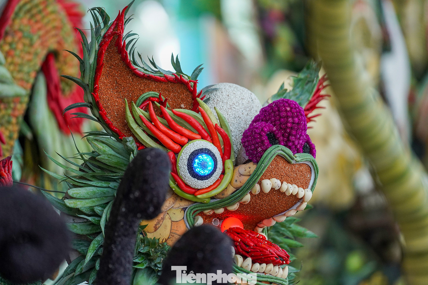 Các chi tiết rất nhỏ kết hợp hài hoà tạo nên tác phẩm hoàn chỉnh.