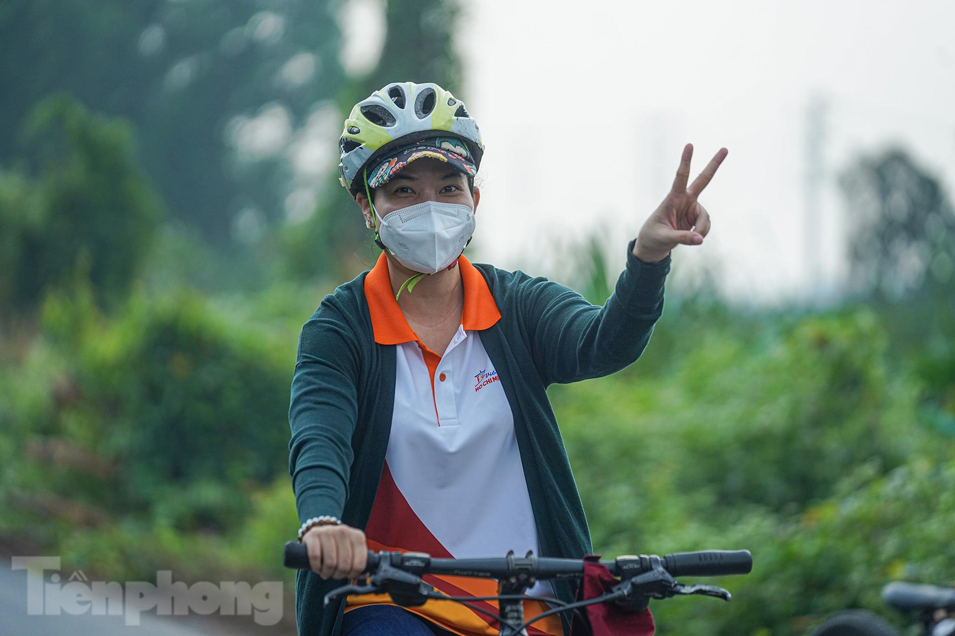 Chị Ý Như (nhân viên văn phòng, ngụ quận 11) cho biết, cảm giác vừa đạp xe vừa hòa mình với thiên nhiên và nhìn ngắm những cánh đồng lúa, cây cỏ, cảnh vật hai bên đường khiến chị thấy tâm hồn mình sảng khoái, vui vẻ.