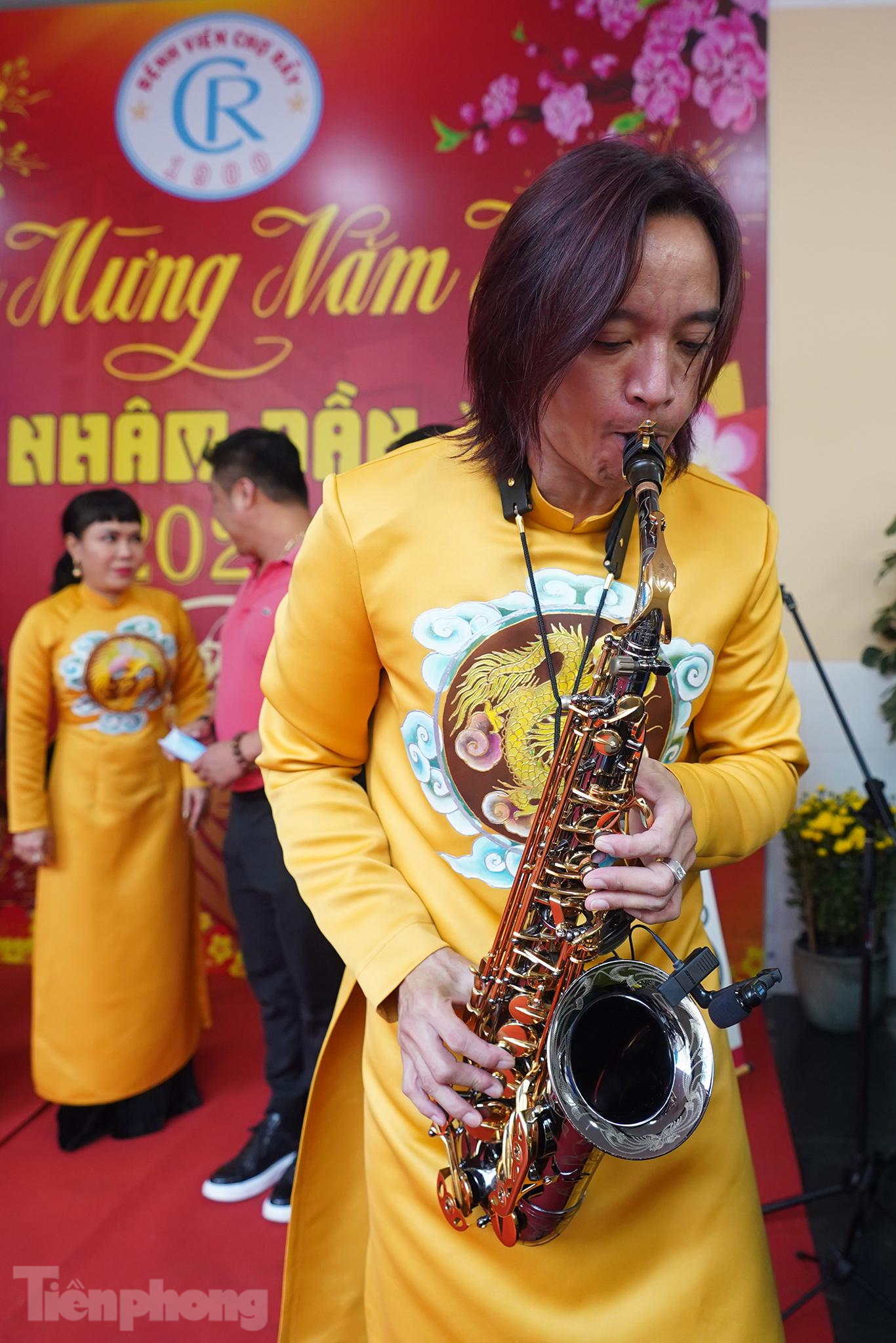 “Tôi vui lắm khi thấy tết năm nay mọi thứ bình ổn hơn, mọi người đều tiêm vắc xin, tuân thủ 5K một cách nghiêm chỉnh. Đối với những bệnh nhân đang điều trị, tôi xin chúc bà con vững niềm tin chiến đấu cùng y bác sĩ, chiến thắng bệnh tật”, nghệ sĩ Saxophone Hoài Phương, chồng nghệ sĩ Việt Hương cho biết.