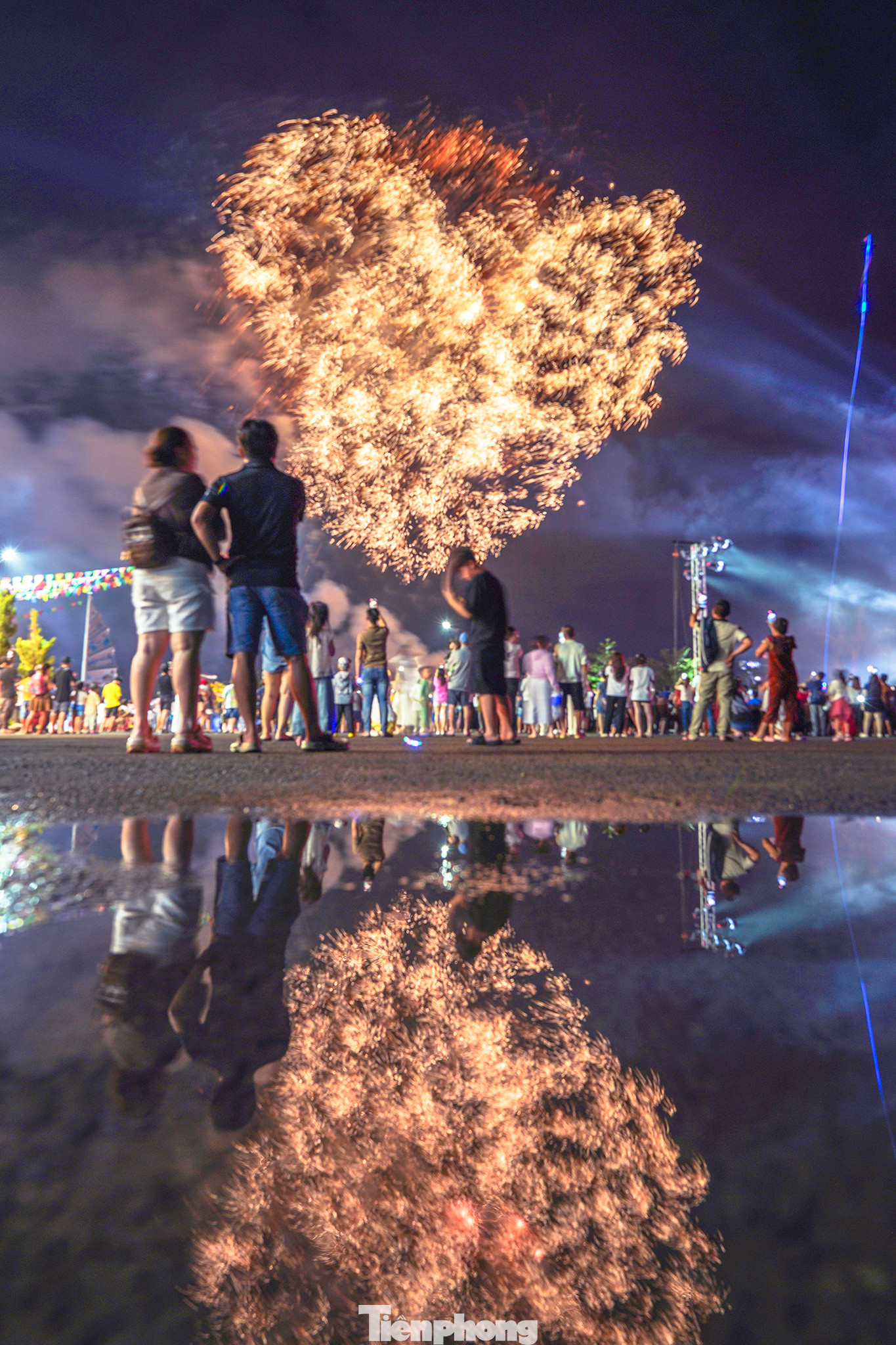 Chị Nguyễn Thị Linh, nhà gần KDL thưởng thức pháo hoa cùng chồng cứ xuýt xoa: &quot;Ông xã tôi nói nhà gần thì đứng ở nhà cũng thấy nhưng tôi nhất quyết phải vô đây để xem pháo hoa bắn gần như thế nào. Tôi công nhận là đẹp thật. Trước đi xem ở Thủ Thiêm (TP Thủ Đức) đứng xa lắm&quot;.