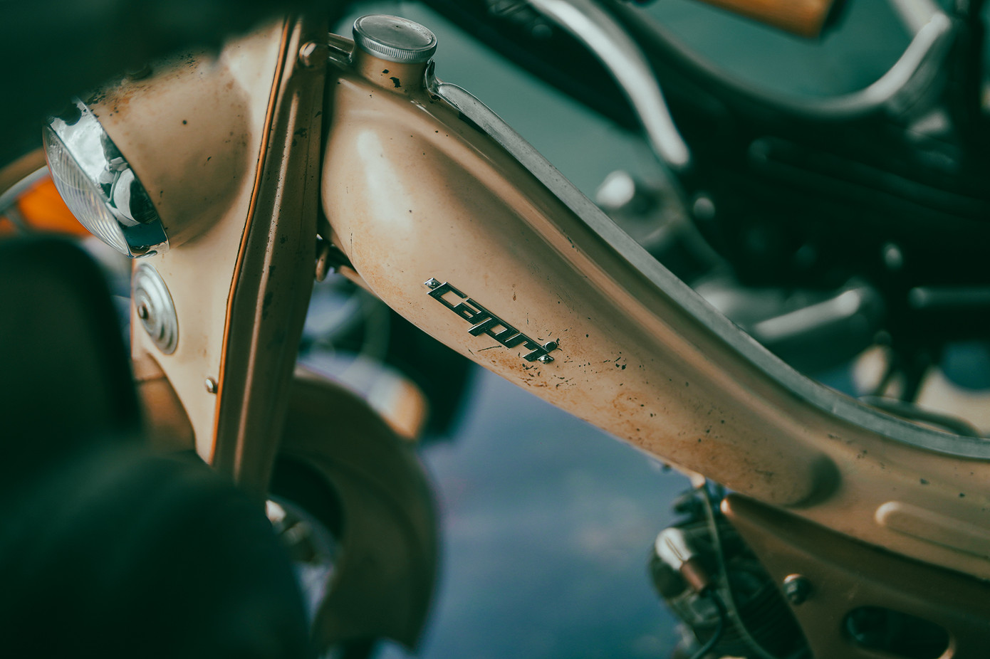 Dòng xe "hiếm thấy" Capri của hãng Sachs (Đức) thường được trang bị động cơ 2 thì, dung tích nhỏ, phổ biến là 50cc. Đây là loại động cơ đơn giản, tiết kiệm nhiên liệu. Xe có tốc độ tối đa khoảng 40-50 km/h, có hệ thống khởi động bằng giò đạp và hộp số thường là loại 2 tốc độ điều khiển bằng tay.