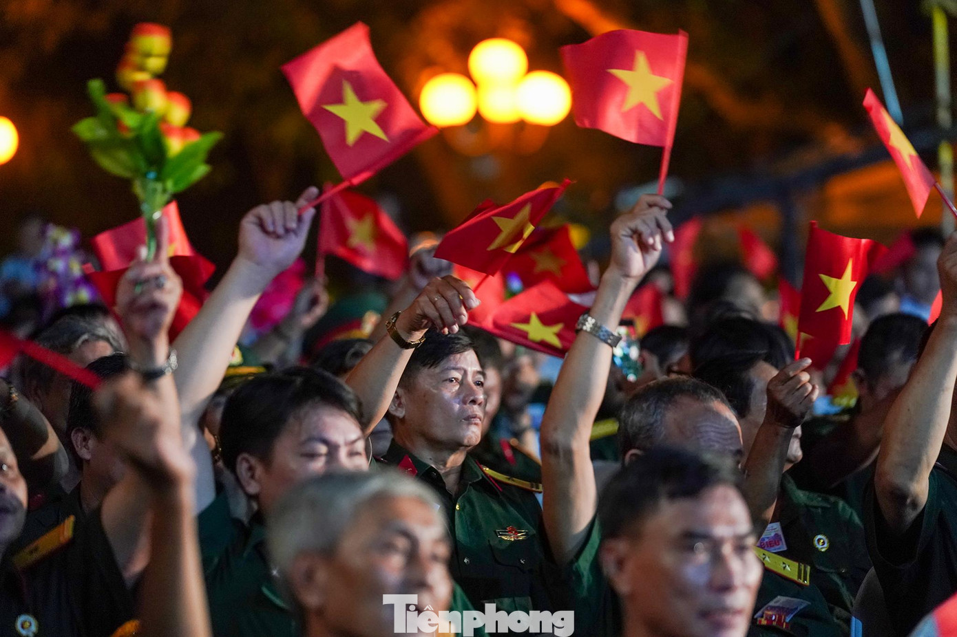 Cầu truyền hình “Khúc tráng ca hòa bình” tái hiện và khắc ghi những trang sử hào hùng của dân tộc, những người đã ngã xuống và hy sinh cho khát vọng hòa bình cháy bỏng của người Việt Nam trong suốt chiều dài lịch sử dân tộc.