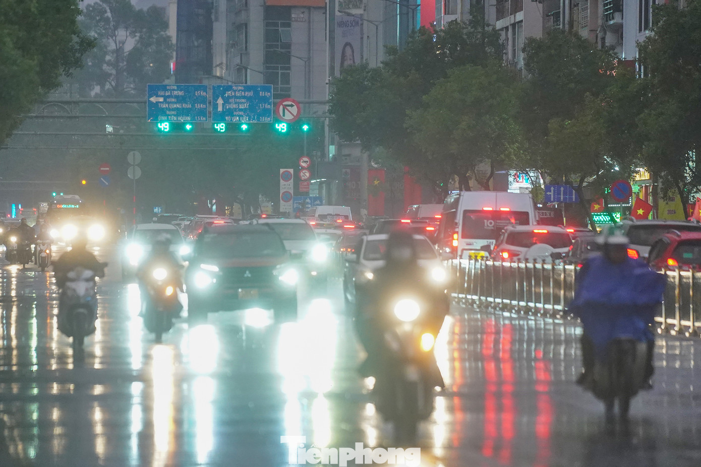 Giao thông tại ngã tư Nam Kỳ Khởi Nghĩa - Lý Chính Thắng chiều lưu thông hướng về trung tâm thành phố bị ùn ứ. Dự kiến sau vài giờ nữa, người dân thành phố sẽ có một đại tiệc đếm ngược vất vả hơn bình thường vì sự xuất hiện đột ngột của cơn mưa trái mùa.