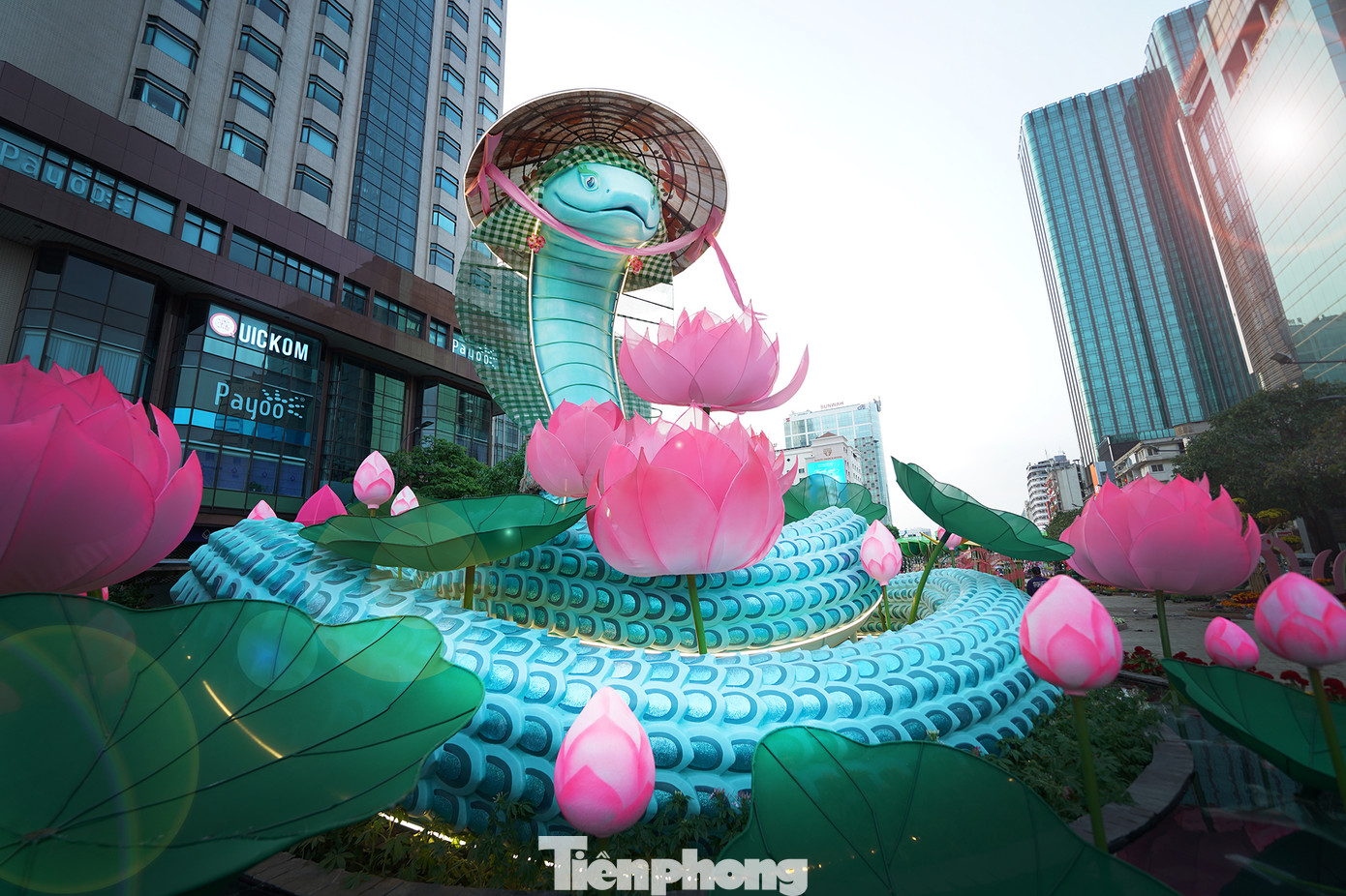 Ngoài khu vực cổng chào, phía bờ sông Sài Gòn, "nàng Tỵ" ấn tượng với khăn rằn và nón lá đang được công nhân hoàn thiện khâu trang trí. Tạo vật được mô phỏng theo hình dáng của rắn hổ mang chúa với tư thế ngẩng cao đầu, toàn thân phủ màu xanh.