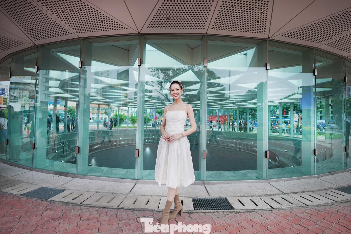 Metro số 1 thu hút giới trẻ đến trải nghiệm. Toàn tuyến metro số 1 có 17 đoàn tàu, mỗi đoàn tàu có 3 toa dài 61,5m, có thể chở 930 khách. Trong đó, có 147 khách ngồi và 783 khách đứng. Tốc độ tối đa theo thiết kế là 110km/h (đoạn trên cao) và 80km/h (đoạn hầm).