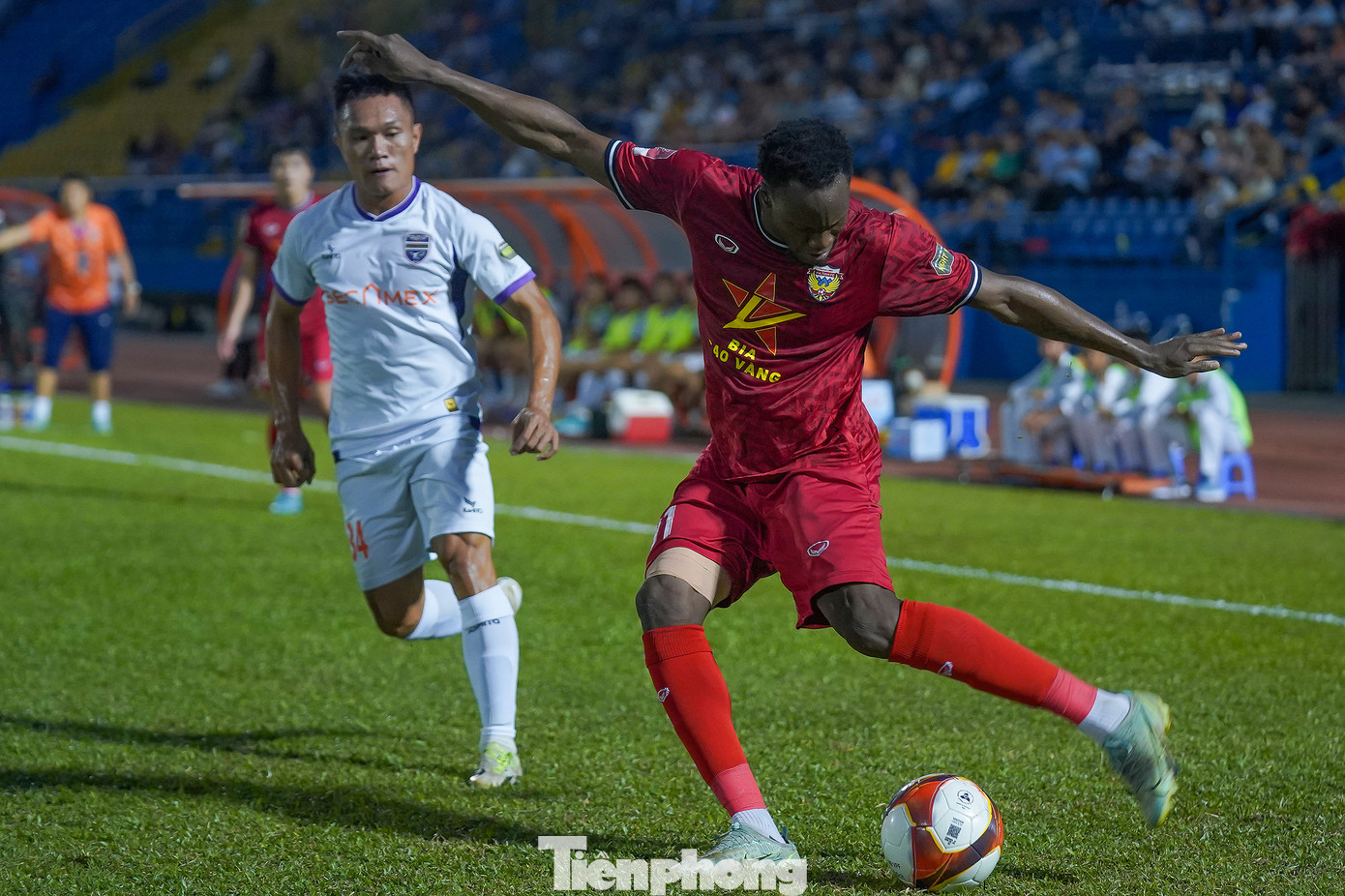 Tuy có lối chơi khó chịu nhưng HL Hà Tĩnh không tìm được phương án tối ưu đến khung thành B. BÌnh Dương. Trận này, B.Bình Dương đăng ký cả 2 tiền đạo tân binh là Atshimene Charles và tiền vệ Onoja Joseph.