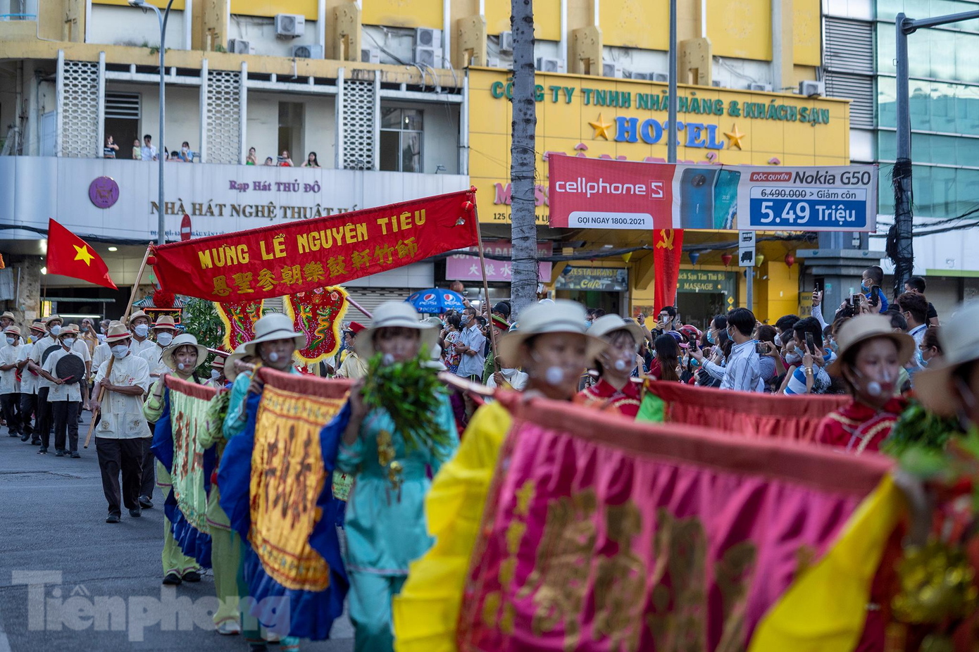Khi đến rạp hát Thủ Đô, đoàn rẽ phải vào đường Lão Tử, hướng đi ngang Ôn Lăng. Khi đến rạp hát Thủ Đô, đoàn rẽ phải vào đường Lão Tử, hướng đi ngang Ôn Lăng.