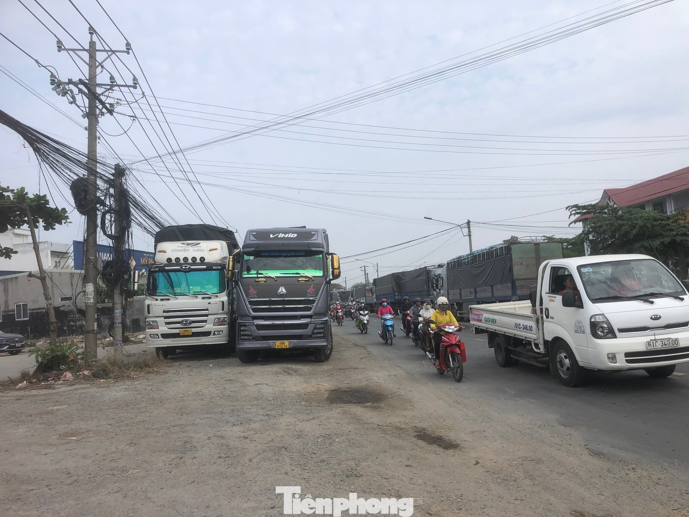 Gần nhất là vào trưa 29/4, một phụ nữ điều khiển xe máy ngã văng ra đường và bị xe tải cán qua người tử vong. Nhiều lần, người dân Long An đã có ý kiến, kiến nghị với các đại biểu Quốc hội nhưng đến nay vẫn chưa được giải quyết.