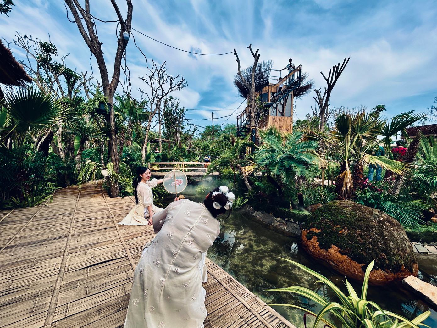 Du khách đến đây sẽ có được cảm giác mát mẻ, tránh xa những khu vui chơi ồn ào, đông đúc.