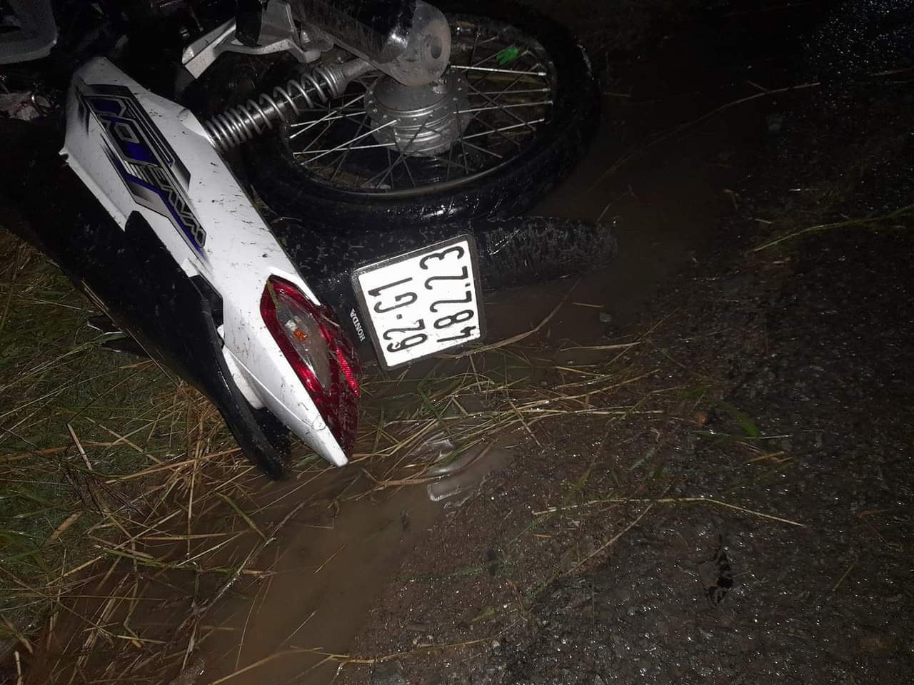 Chiếc xe của nạn nhân tại hiện trường. Chiếc xe của nạn nhân tại hiện trường.