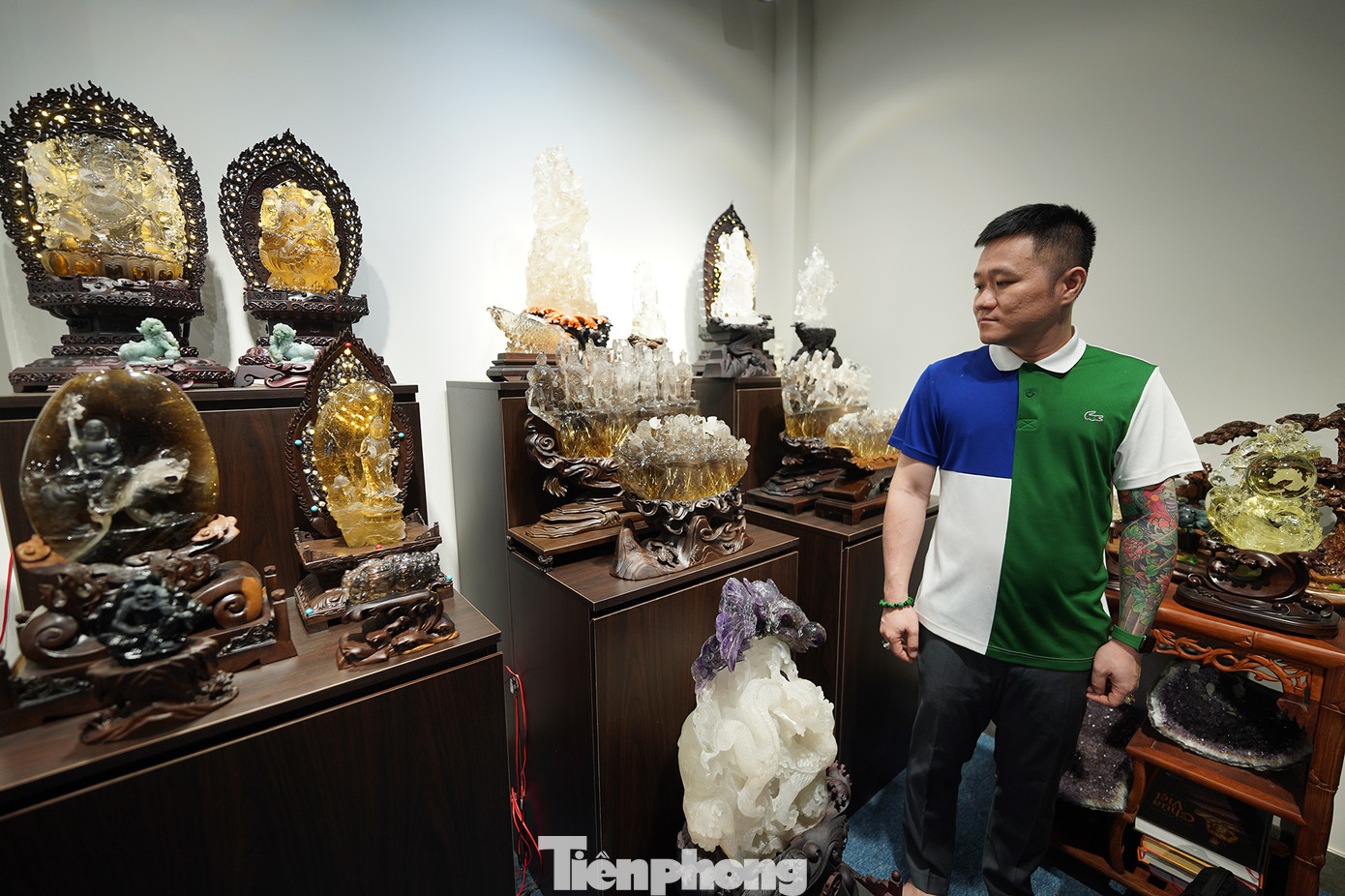 Anh Khoa bên các pho tượng bằng thạch anh quý hiếm.
