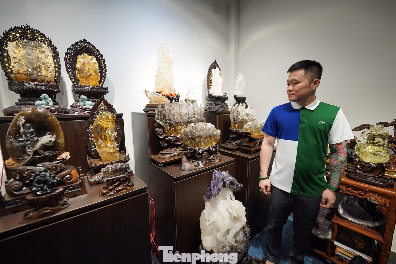 Anh Khoa bên các pho tượng bằng thạch anh quý hiếm.