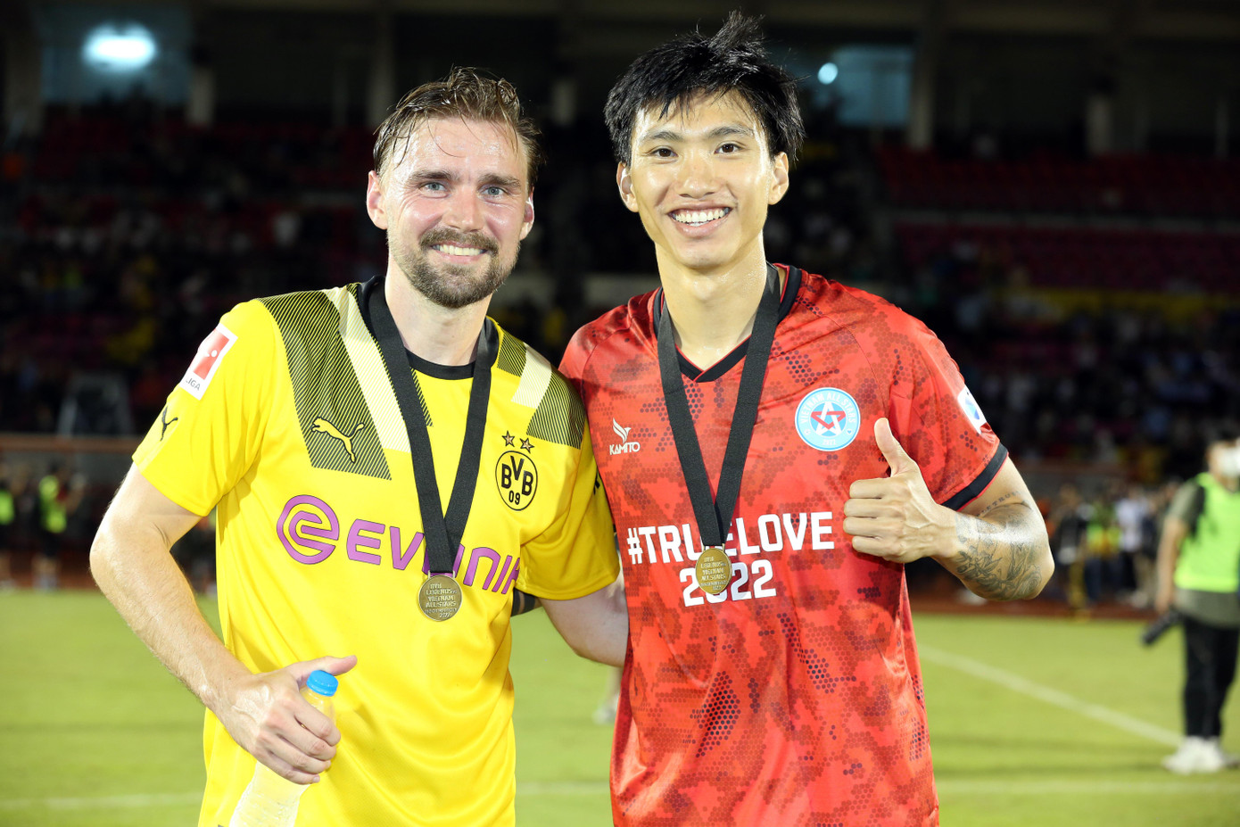 Hình ảnh đẹp về cái ôm của hai thế hệ. Toàn bộ số tiền thu được từ việc đấu giá các vật phẩm và doanh thu bán vé trận đấu giữa đội Vietnam All Stars và Huyền thoại Borussia Dortmund (ngày 28/9) sẽ được sử dụng để giúp đỡ trẻ em gặp khó khăn do dịch COVID-19 tại TPHCM. Hình ảnh đẹp về cái ôm của hai thế hệ. Toàn bộ số tiền thu được từ việc đấu giá các vật phẩm và doanh thu bán vé trận đấu giữa đội Vietnam All Stars và Huyền thoại Borussia Dortmund (ngày 28/9) sẽ được sử dụng để giúp đỡ trẻ em gặp khó khăn do dịch COVID-19 tại TPHCM.