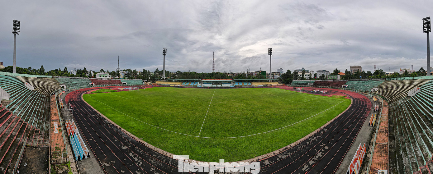 Sân vận động tỉnh Long An rộng gần 75.000 m² được xây dựng cách đây gần 40 năm, hoàn thành và đưa vào sử dụng giữa năm 1984 với sức chứa 25.000 chỗ ngồi để kịp phục vụ giải bóng đá SKADA- Giải bóng đá quân đội các nước xã hội chủ nghĩa. Đây từng được xem là sân vận động lớn nhất miền Nam thời điểm đó và là niềm tự hào của người hâm mộ bóng đá Long An. Sân vận động tỉnh Long An rộng gần 75.000 m² được xây dựng cách đây gần 40 năm, hoàn thành và đưa vào sử dụng giữa năm 1984 với sức chứa 25.000 chỗ ngồi để kịp phục vụ giải bóng đá SKADA- Giải bóng đá quân đội các nước xã hội chủ nghĩa. Đây từng được xem là sân vận động lớn nhất miền Nam thời điểm đó và là niềm tự hào của người hâm mộ bóng đá Long An.