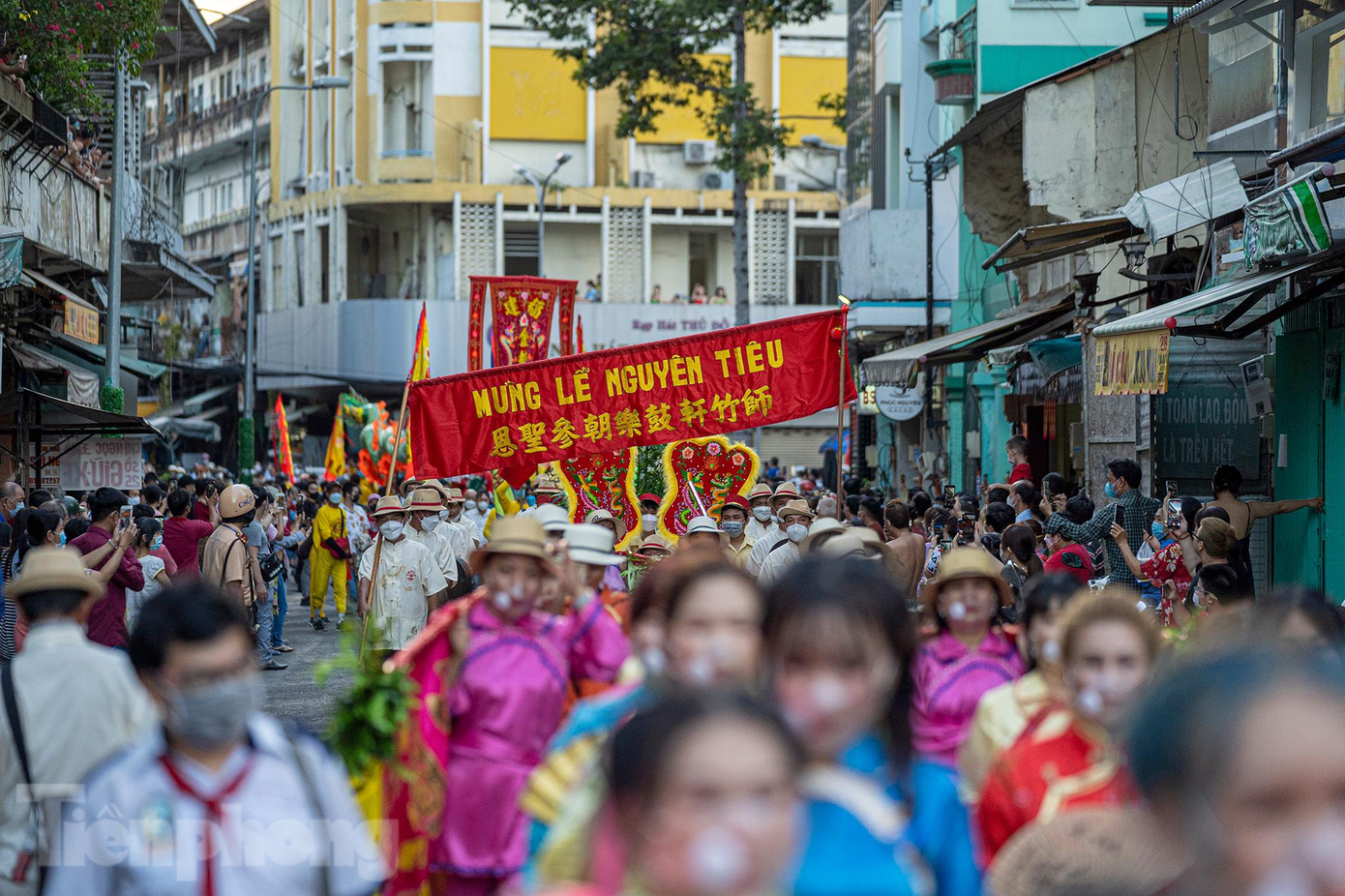 Trong những ngày này, không khí hội hè, tết nhất luôn tràn ngập các khu phố. Dọc theo các tuyến đường Nguyễn Trãi, Lương Nhữ Học, Triệu Quang Phục, Hải Thượng Lãn Ông, quận 5, TPHCM… nhà nhà treo đèn đỏ trước cửa để chào mừng. Trong những ngày này, không khí hội hè, tết nhất luôn tràn ngập các khu phố. Dọc theo các tuyến đường Nguyễn Trãi, Lương Nhữ Học, Triệu Quang Phục, Hải Thượng Lãn Ông, quận 5, TPHCM… nhà nhà treo đèn đỏ trước cửa để chào mừng.