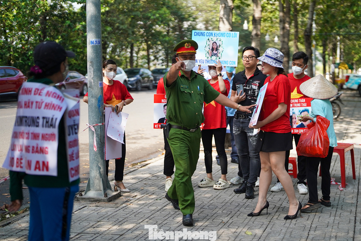 Công an có mặt giữ trật tự.