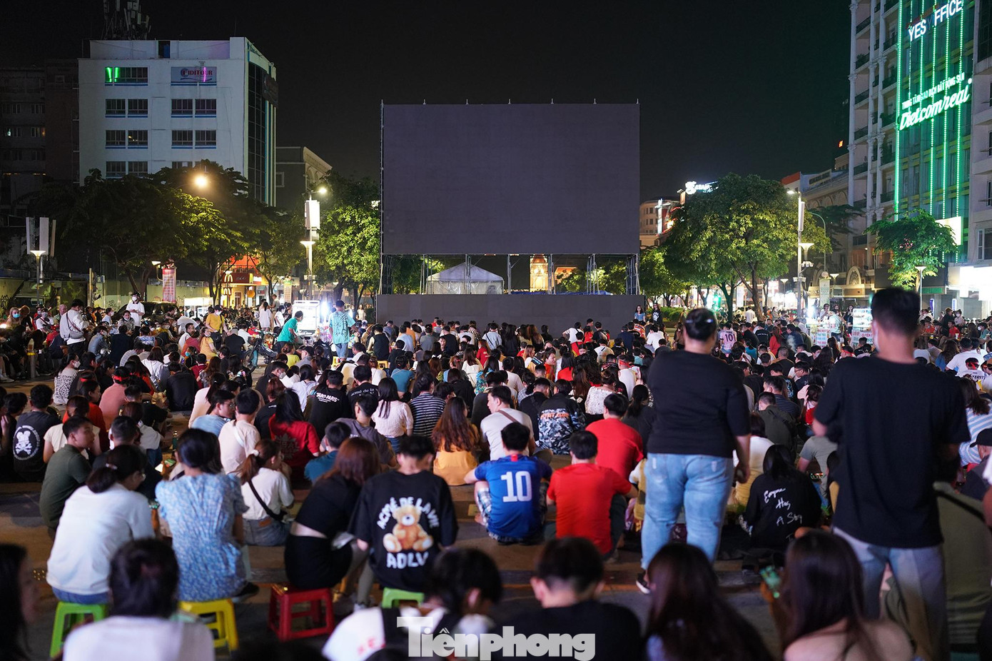 Nhiều người ra khu vực có màn hình lớn phố đi bộ Nguyễn Huệ ngồi giữ chỗ từ lúc chiều.