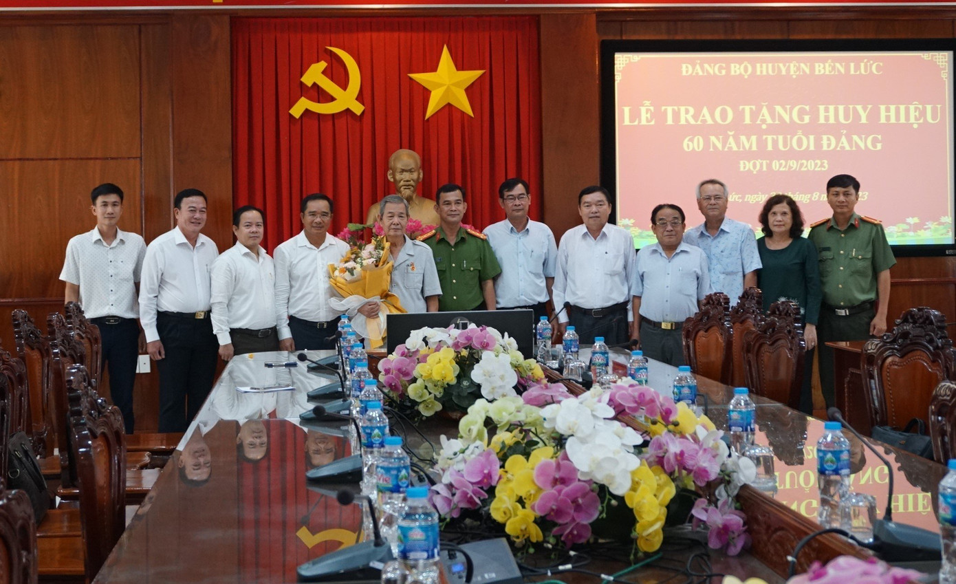 Lễ trao tặng Huy hiệu 60 năm tuổi đảng cho ông Phạm Thanh Phong, nguyên Ủy viên Ban Chấp hành Trung ương Đảng, nguyên Bí thư Tỉnh ủy,