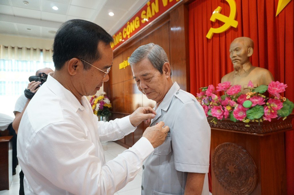 Bí thư Tỉnh ủy, Chủ tịch HĐND tỉnh Long An Nguyễn Văn Được trao Huy hiệu 60 năm tuổi Đảng cho nguyên Bí thư Tỉnh ủy Phạm Thanh Phong.