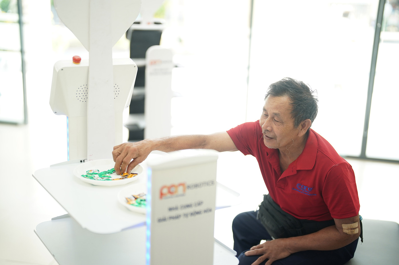 Ông Lê Văn Hải, một người dân, thích thú: "Thấy nó dễ thương lắm, chạy lòng vòng mà không va chạm ai hết, rất lịch sự xin nhường đường. Ngồi nghỉ, chờ nhận hồ sơ mà được robot phục vụ nước, kẹo... thì lần đầu tôi mới thấy. Nãy tôi còn tò mò kêu nó dẫn tôi lại quầy làm thủ tục".