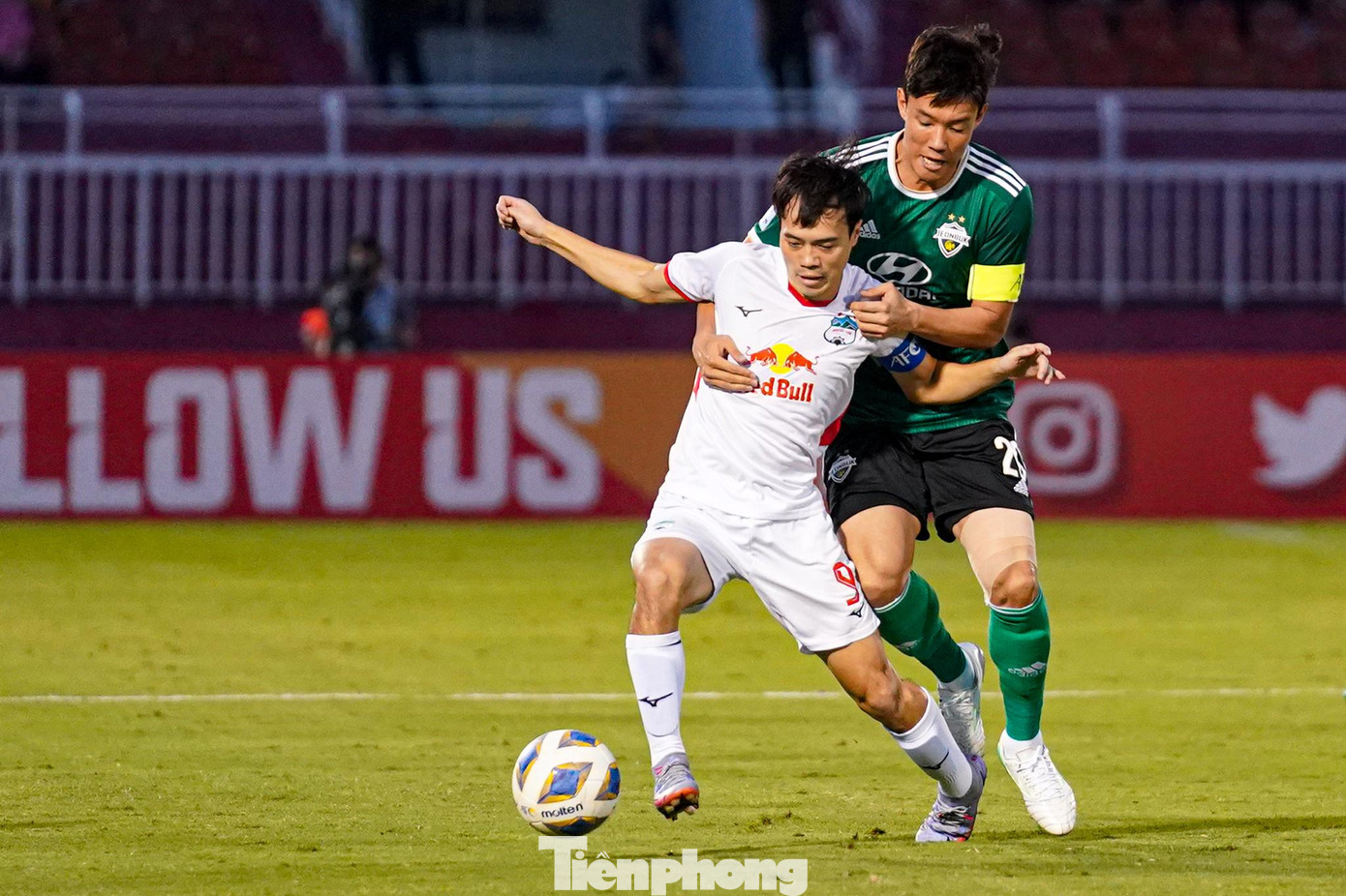 Văn Toàn đeo băng đội trưởng trong ngày đội chủ nhà chơi đầy tự tin trước Jeonbuk FC. Tiền đạo này liên tục khuấy đảo hàng phòng ngự đối phương. Văn Toàn đeo băng đội trưởng trong ngày đội chủ nhà chơi đầy tự tin trước Jeonbuk FC. Tiền đạo này liên tục khuấy đảo hàng phòng ngự đối phương.