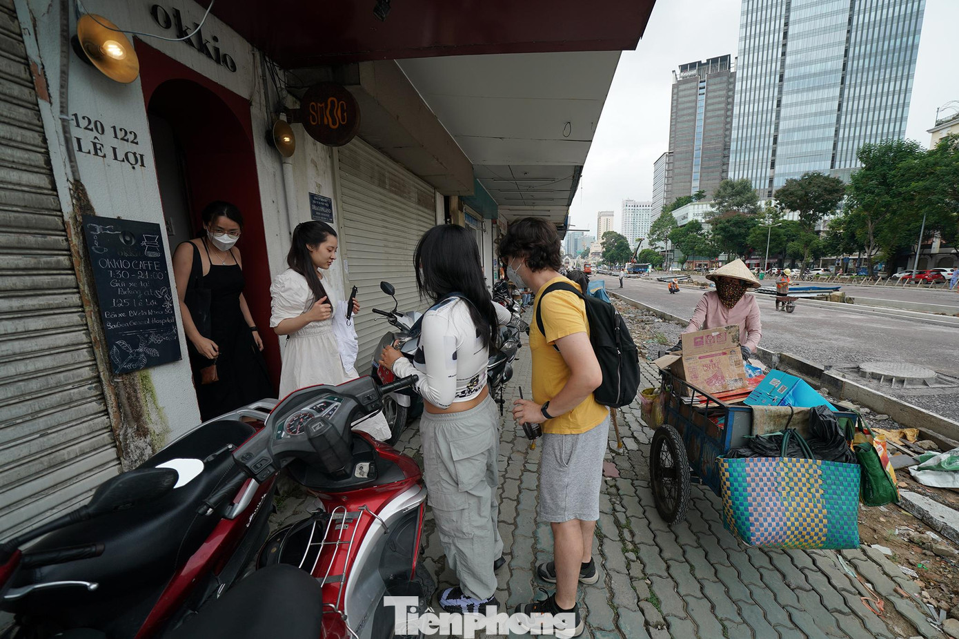 Các bạn trẻ đang xếp hàng vào một quán cà phê hẻm trên đường Lê Lợi.