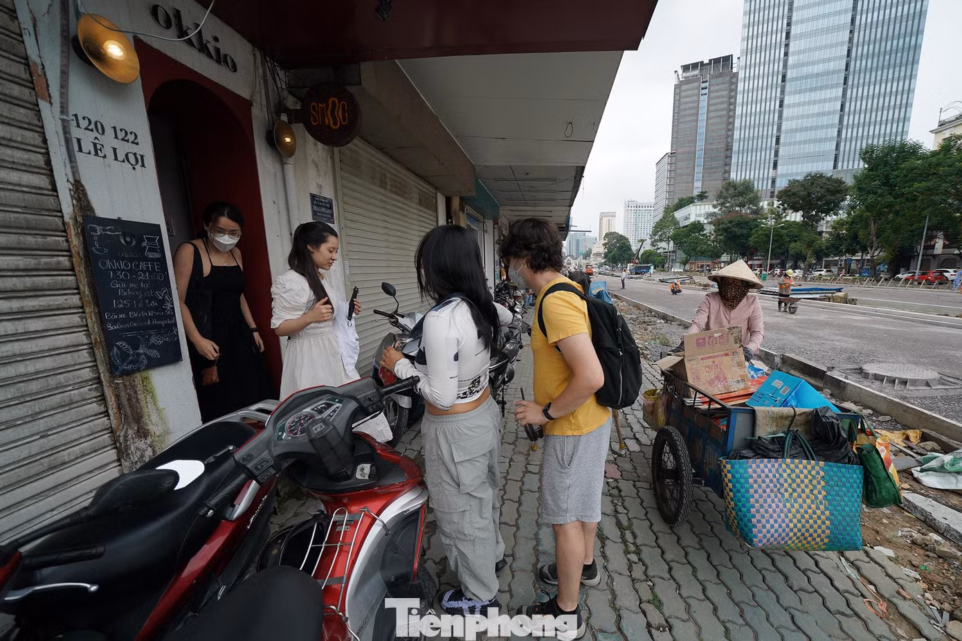 Các bạn trẻ đang xếp hàng vào một quán cà phê hẻm trên đường Lê Lợi.