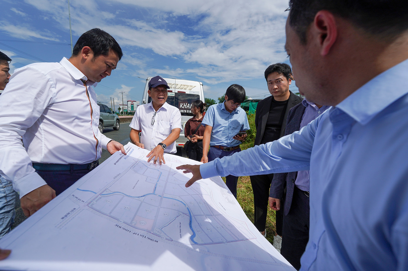 Phó chủ tịch UBND huyện Cần Giuộc Huỳnh Minh Trí (đội mũ đen) thuyết minh tổng quan các dự án trên địa bàn với đoàn doanh nghiệp Hàn Quốc. Phó chủ tịch UBND huyện Cần Giuộc Huỳnh Minh Trí (đội mũ đen) thuyết minh tổng quan các dự án trên địa bàn với đoàn doanh nghiệp Hàn Quốc.