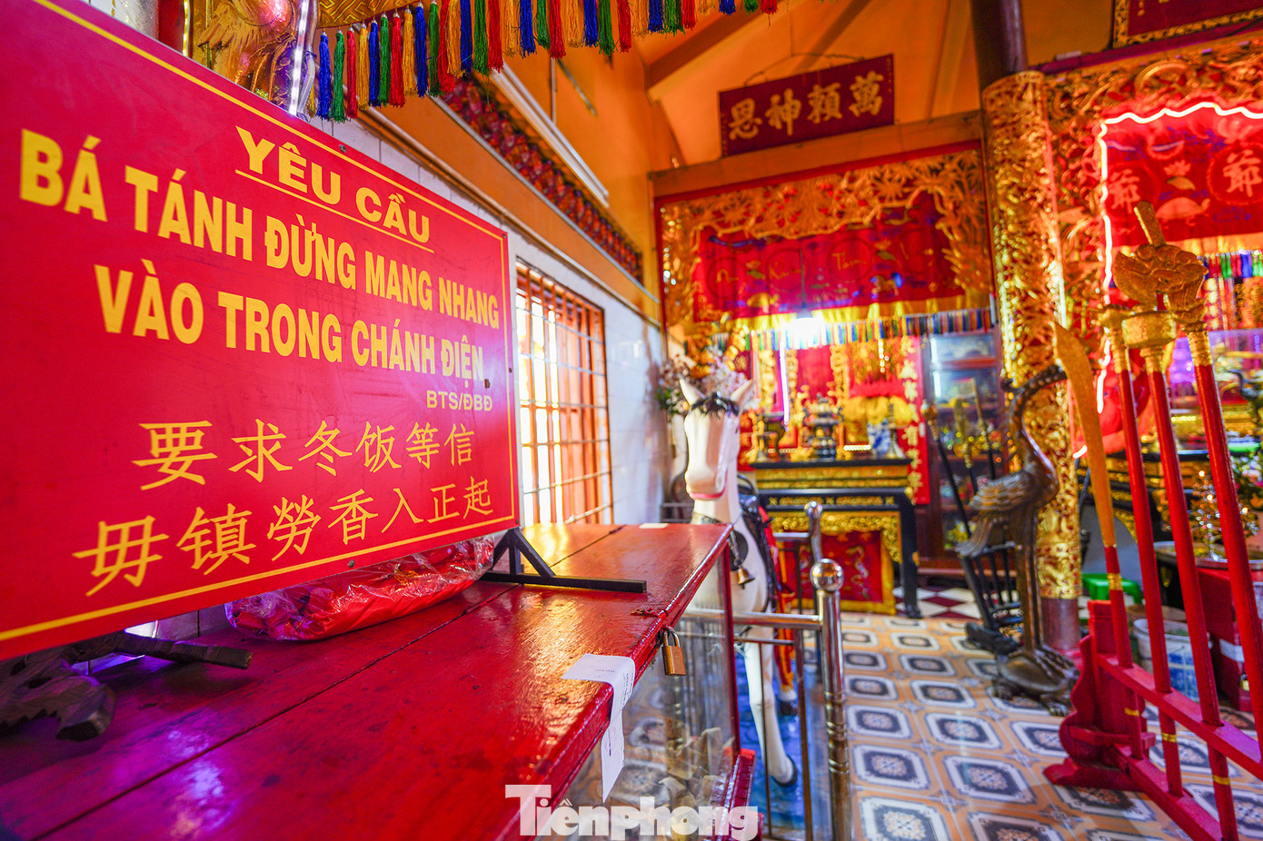 Nhờ vào địa thế của Đình nằm ở một cù lao khá hoang vắng, nổi tiếng linh thiêng nên lính Pháp rất e ngại, không dám đến gần. Vì thế, ngay tại Đình, đồng chí Tôn Đức Thắng đã chỉ đạo nhiều hoạt động của Công hội mà không bị địch phát hiện.