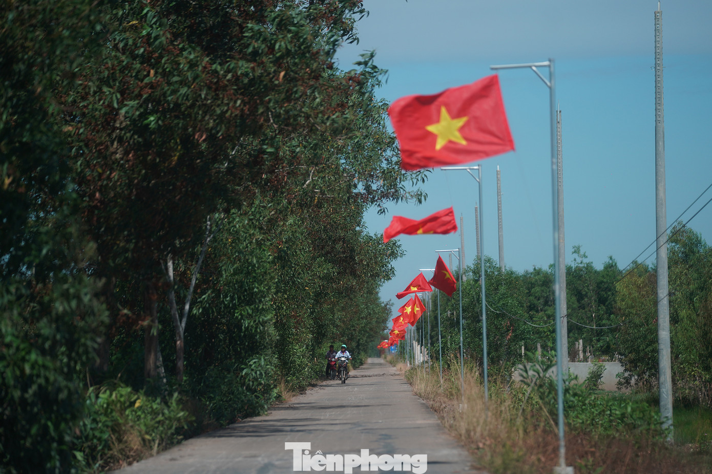 Long An có tuyến biên giới đất liền dài gần 135 km, tiếp giáp 2 tỉnh Svây Rieng và Prây Veng (Vương quốc Campuchia). Địa bàn biên giới tỉnh Long An gồm 20 xã biên giới thuộc 6 huyện, thị xã, với gần 30.000 hộ dân, trên 100.000 nhân khẩu với nhiều dân tộc, tôn giáo.