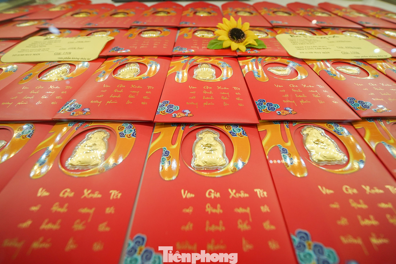 Một mẫu phong bao lì xì có hình Thần tài trưng bày tại tiệm vàng trên đường Lê Quang Định, quận Bình Thạnh. Một mẫu phong bao lì xì có hình Thần tài trưng bày tại tiệm vàng trên đường Lê Quang Định, quận Bình Thạnh.