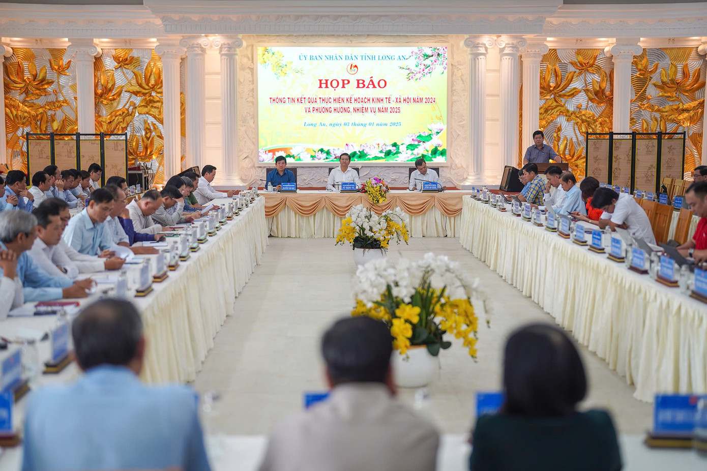 Quang cảnh cuộc họp. Quang cảnh cuộc họp.