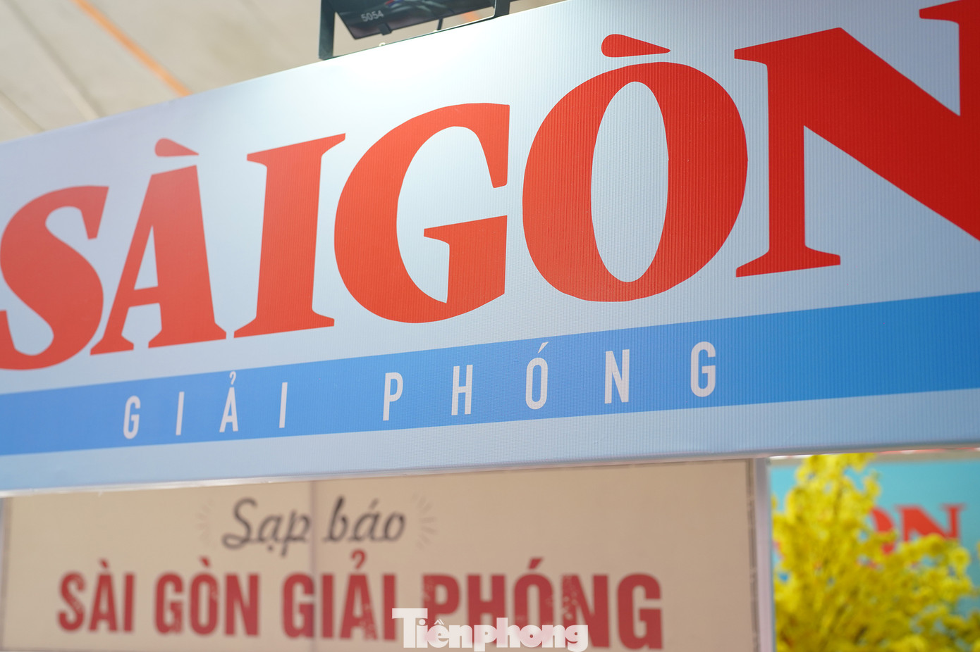 Báo SGGP chuẩn bị cả sạp báo, hình ảnh quen thuộc một thời.