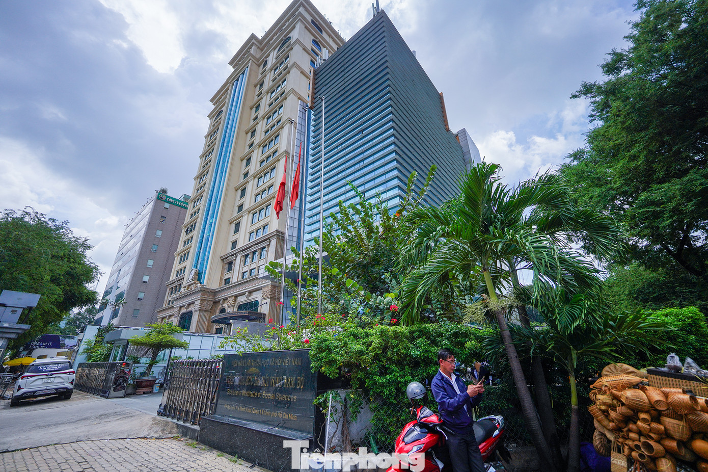 Các cơ sở lưu trú, toà nhà, trụ sở.... tư nhân cũng thực hiện nghi thức treo cờ rủ.