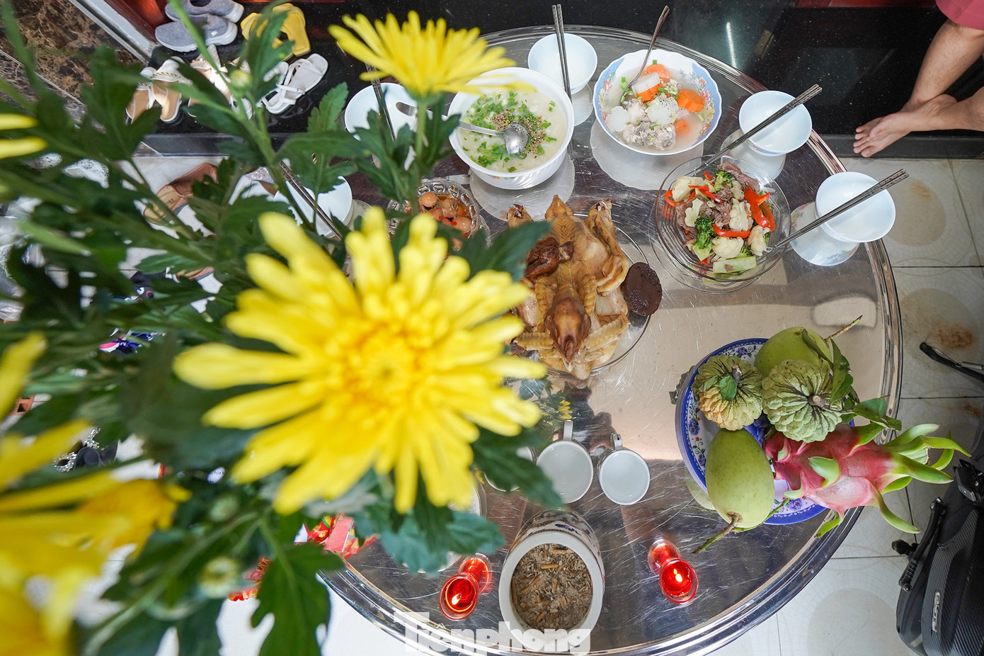 Mâm cúng đất đai cơ bản đặt trước cửa nhà.