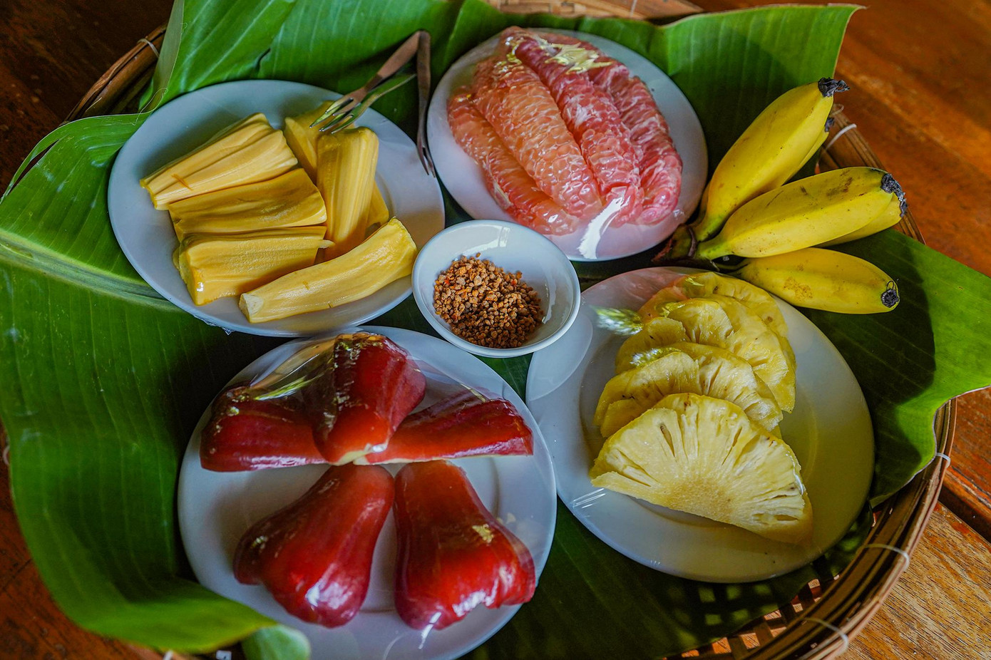 "Điểm ấn tượng của du lịch Bến Tre là khung cảnh làng quê thanh bình và các sản vật tự nhiên phong phú, hấp dẫn như: nước dừa, cá sông, bưởi năm roi... Khi tham gia tour du lịch, ở trên thuyền tôi được thưởng thức những trái dừa tươi mát, còn lúc lên bờ tôi được ăn những quả bưởi ngon ngọt. Trong bữa cơm trưa, chúng tôi còn được ăn món cá sông chiên cuốn bánh tráng, bánh xèo, tôm hấp... Đây toàn là sản vật địa phương được chính người dân nấu nướng và nêm nếm nên khi ăn, cảm nhận rất khác so với các tỉnh miền Tây mà tôi đã từng đi tham quan trước đó...", ông Trần Mạnh Đàn, Phó Tổng Lãnh sự quán Quốc đảo Vanuatu tại TPHCM chia sẻ.