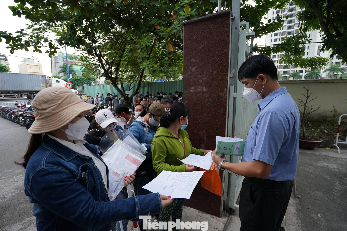 Thậm chí, nếu chưa đủ 1 năm sau khi nghỉ việc, NLĐ còn chọn biện pháp “thế chấp sổ BHXH” để nhận được ngay số tiền chỉ bằng 50-60% số tiền đáng lẽ họ được nhận. Thậm chí, nếu chưa đủ 1 năm sau khi nghỉ việc, NLĐ còn chọn biện pháp “thế chấp sổ BHXH” để nhận được ngay số tiền chỉ bằng 50-60% số tiền đáng lẽ họ được nhận.