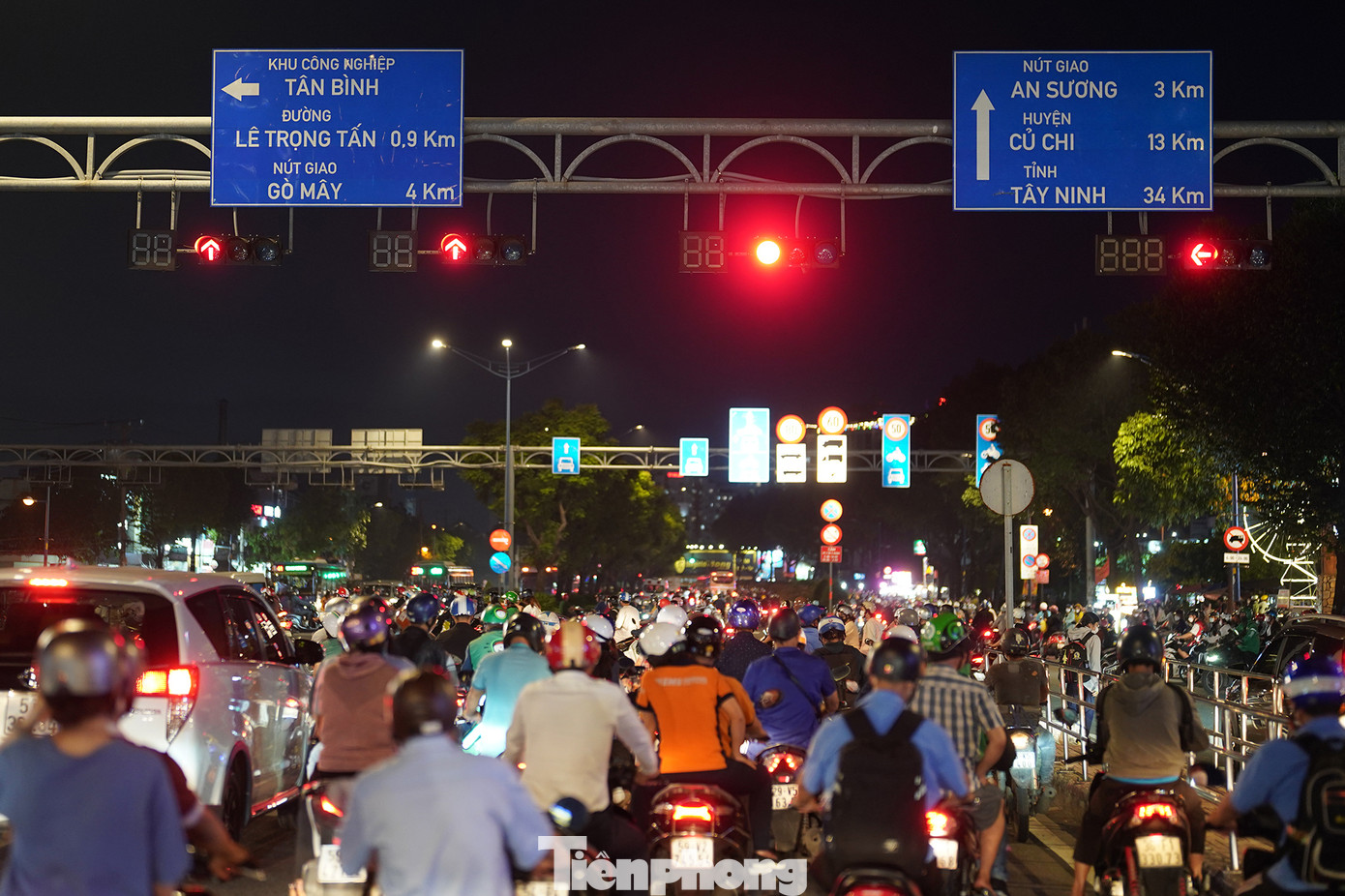 Tắc đường là "đặc sản" quen thuộc khi sinh sống ở những đô thị lớn như TP.HCM.