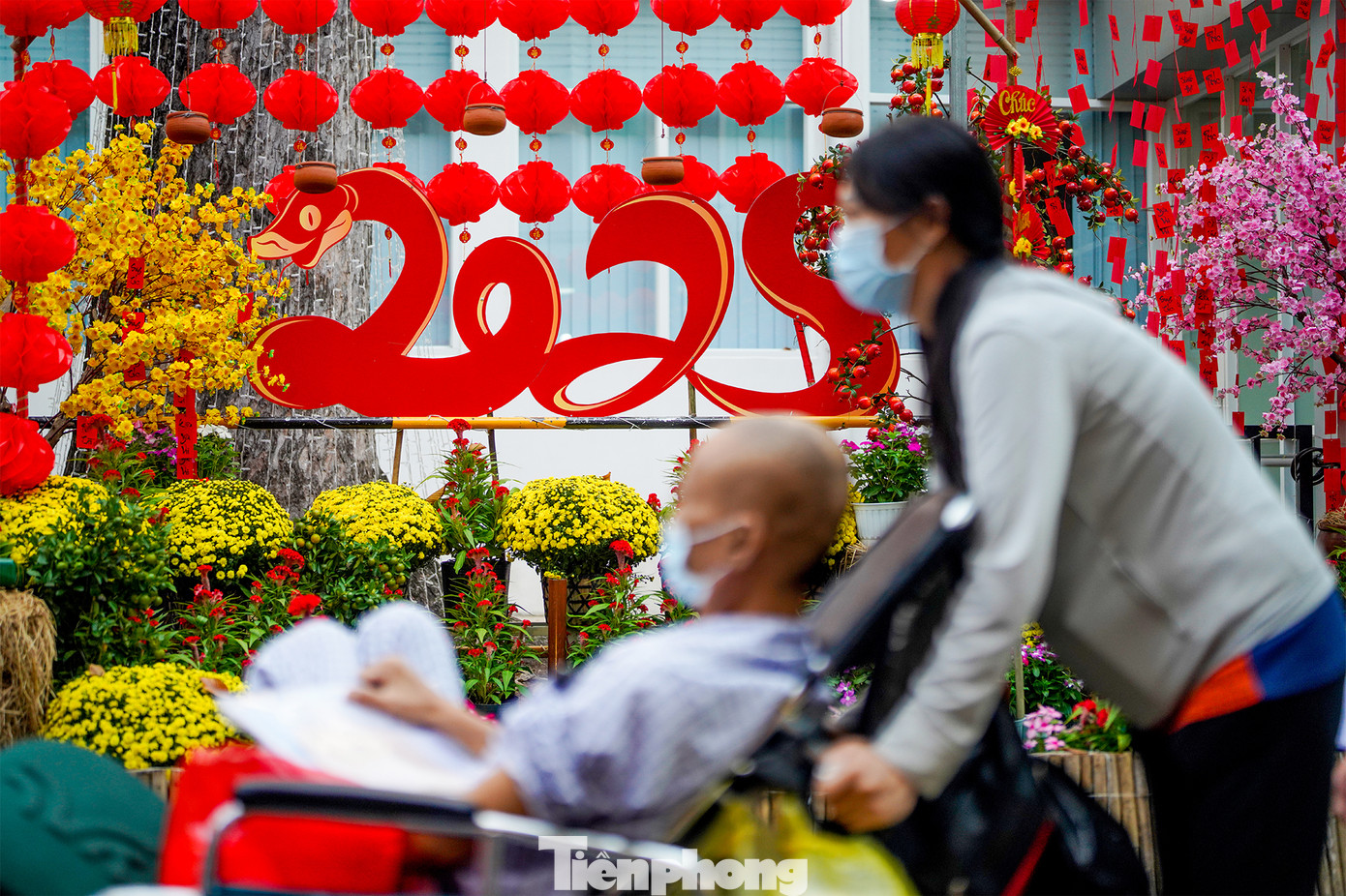 Tuy hoạt động chỉ trong khuôn viên bệnh viện nhưng tất cả các phòng ban đều chăm chút, trang trí gian hàng của mình thật bắt mắt, mong muốn xua đi một phần áp lực cũng như tiếp thêm niềm tin cho bệnh nhân và người nhà chiến đấu với bệnh tật.