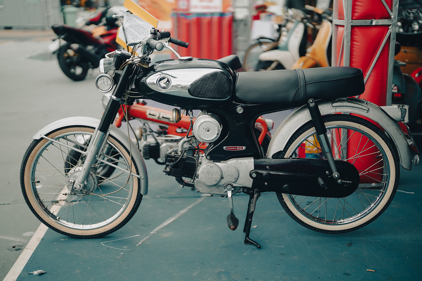 Một mẫu xe cổ của Honda thu hút sự chú ý.