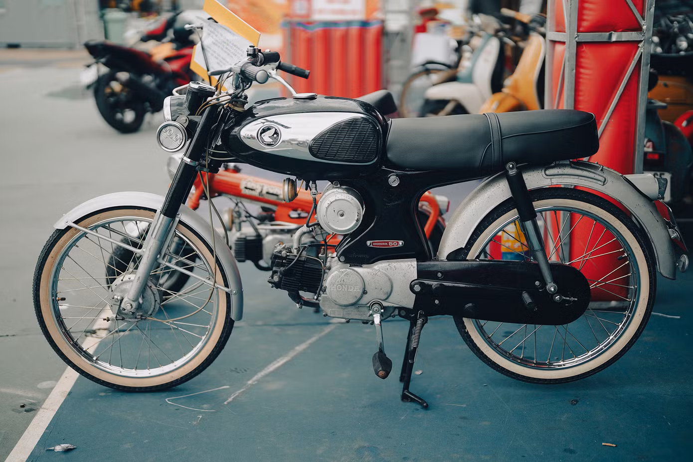 Một mẫu xe cổ của Honda thu hút sự chú ý.