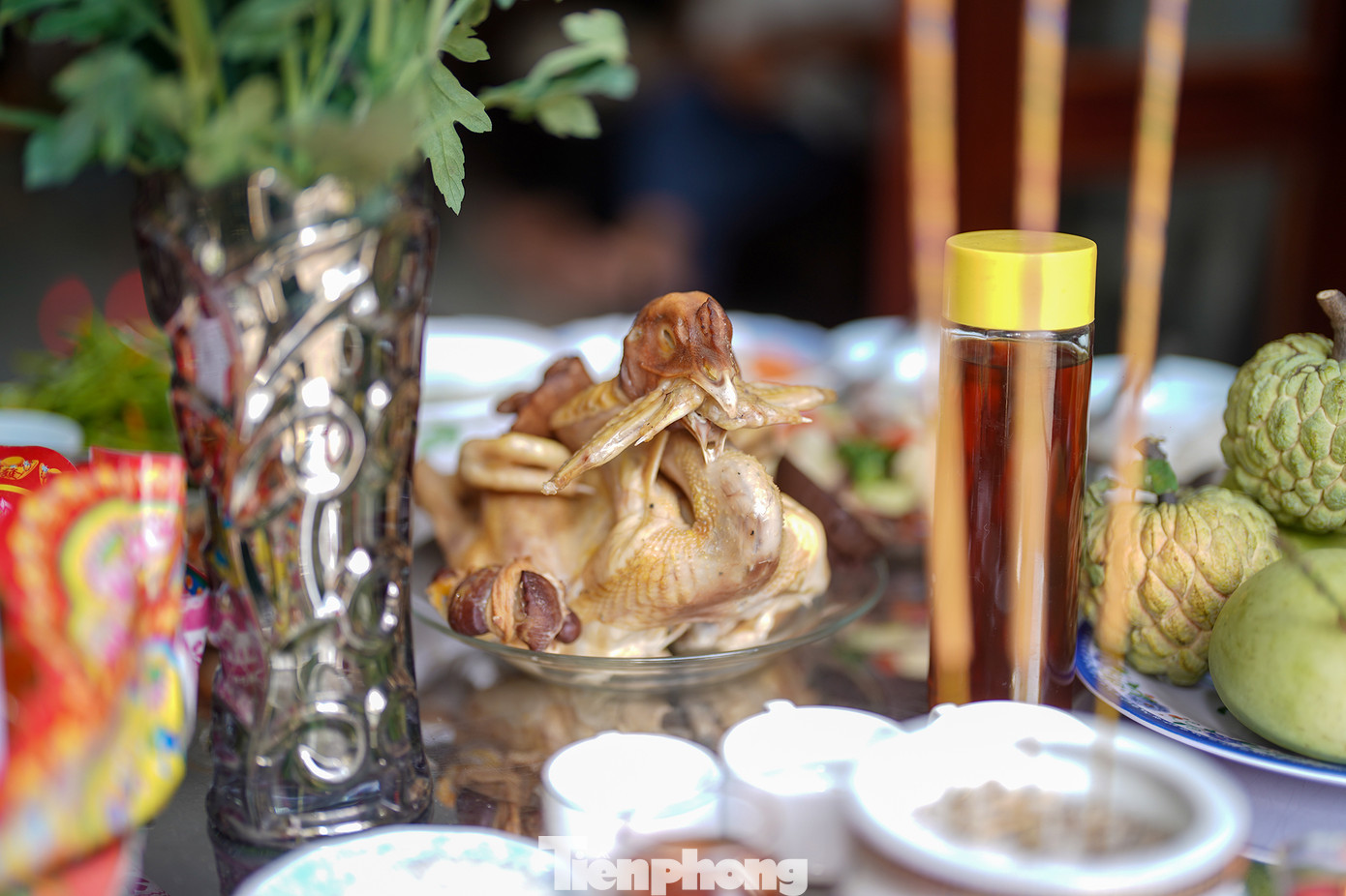 Trong văn hóa người Việt, gà là một trong những vật nuôi thân thuộc với cuộc sống. Con vật này trở thành món ăn dâng cúng tổ tiên thần linh mỗi dịp lễ, Tết. Khi đặt gà cúng trên ban thờ, theo một số chuyên gia nghiên cứu, nên quay đầu gà hướng về bát hương với tư thế được gọi là “con gà biết kêu, biết gáy, đang chầu” tức là há miệng, chân quỳ và cánh duỗi ra tự nhiên. Nếu làm theo cách nhiều gia đình làm có nghĩa có đầu gà hướng ra ngoài thì đó là gà không chịu chầu. Thực tế là gà quay đầu ra ngoài sẽ đẹp hơn so với quay đầu về bát hương và phao câu chổng ra ngoài nhưng cách đặt gà cúng như vậy chỉ đẹp về hình thức, không đẹp về ý nghĩa tâm linh và sự thành kính.