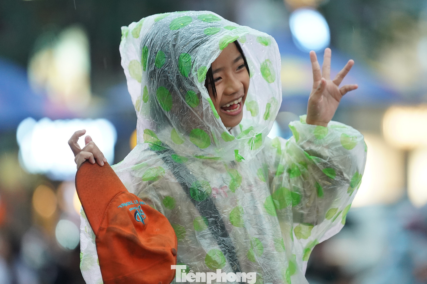 Một em bé đáng yêu đi cổ vũ các anh U22 Việt Nam trong cơn mưa. Một em bé đáng yêu đi cổ vũ các anh U22 Việt Nam trong cơn mưa.