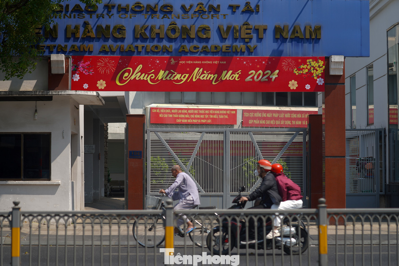 Đường Nguyễn Văn Trỗi thưa vắng dòng xe cộ.