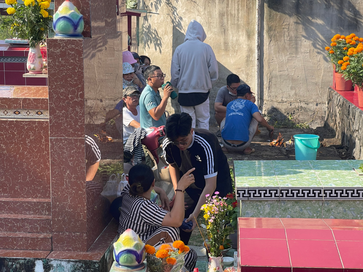 Tảo mộ là dịp người thân quây quần, con cháu tề tựu về với ông bà... Tảo mộ là dịp người thân quây quần, con cháu tề tựu về với ông bà...