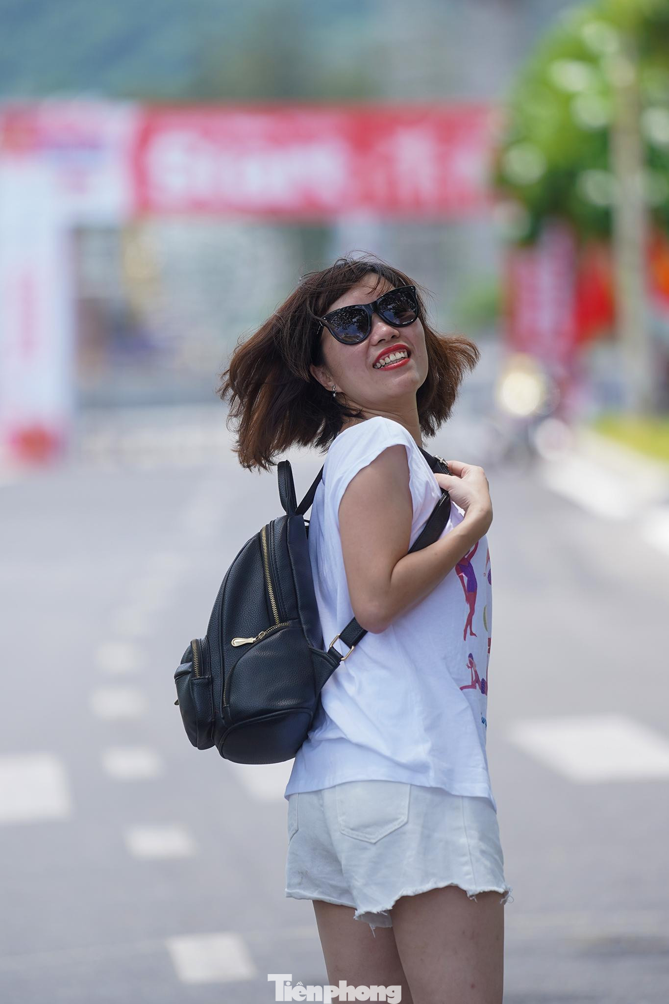 Còn chị Bích Hằng đã lần thứ 5 đến với Côn Đảo. "Lần nào mình ra đây cũng thắp hương ở nghĩa trang Hàng Dương rồi đi chụp ảnh xung quanh. Mình có nhiều ảnh ở cột cờ trung tâm lắm. Lần này ra đảo rất lạ khi thấy hàng cờ cắm từ vườn quốc gia Côn Đảo ra Bến Đầm, mũi Cá Mập, thẳng về trung tâm", chị Hằng kể. Còn chị Bích Hằng đã lần thứ 5 đến với Côn Đảo. "Lần nào mình ra đây cũng thắp hương ở nghĩa trang Hàng Dương rồi đi chụp ảnh xung quanh. Mình có nhiều ảnh ở cột cờ trung tâm lắm. Lần này ra đảo rất lạ khi thấy hàng cờ cắm từ vườn quốc gia Côn Đảo ra Bến Đầm, mũi Cá Mập, thẳng về trung tâm", chị Hằng kể.