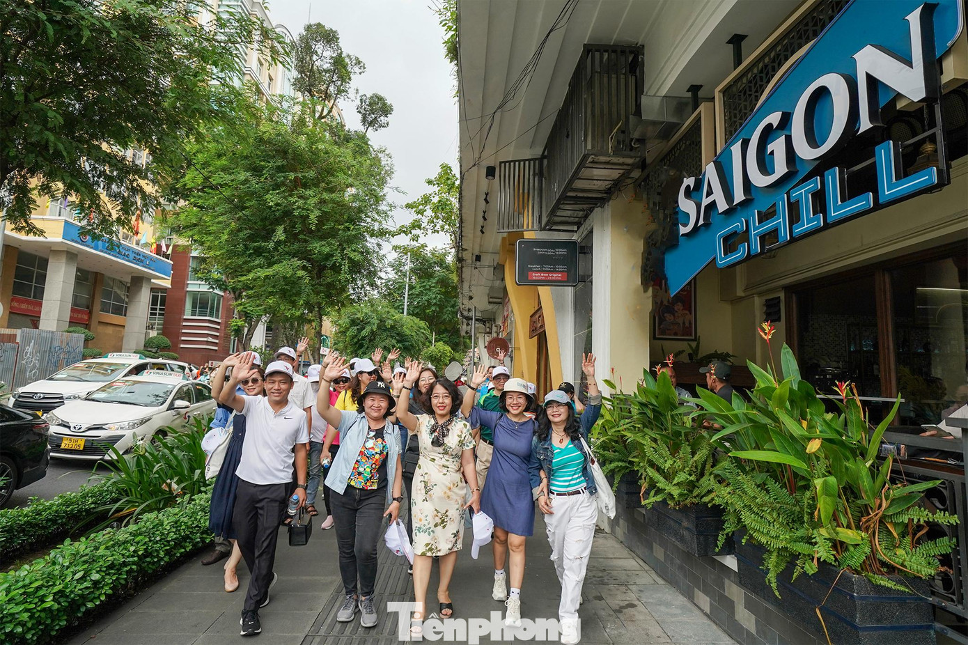 Theo đó, du khách và người dân sẽ cùng khám phá nét đẹp văn hoá - lịch sử với các dấu mốc độc đáo trong chặng đường hơn 300 năm tuổi của Thành phố, từ Sài Gòn - Gia Định đến TPHCM hiện nay qua các công trình kiến trúc nổi tiếng như: Bưu điện Trung tâm, Nhà thờ Đức Bà, khách sạn Intercontinatal, Nhà hát Thành phố, Công viên Bến Bạch Đằng, Cột cờ Thủ Ngữ, cầu Thủ Thiêm 2...