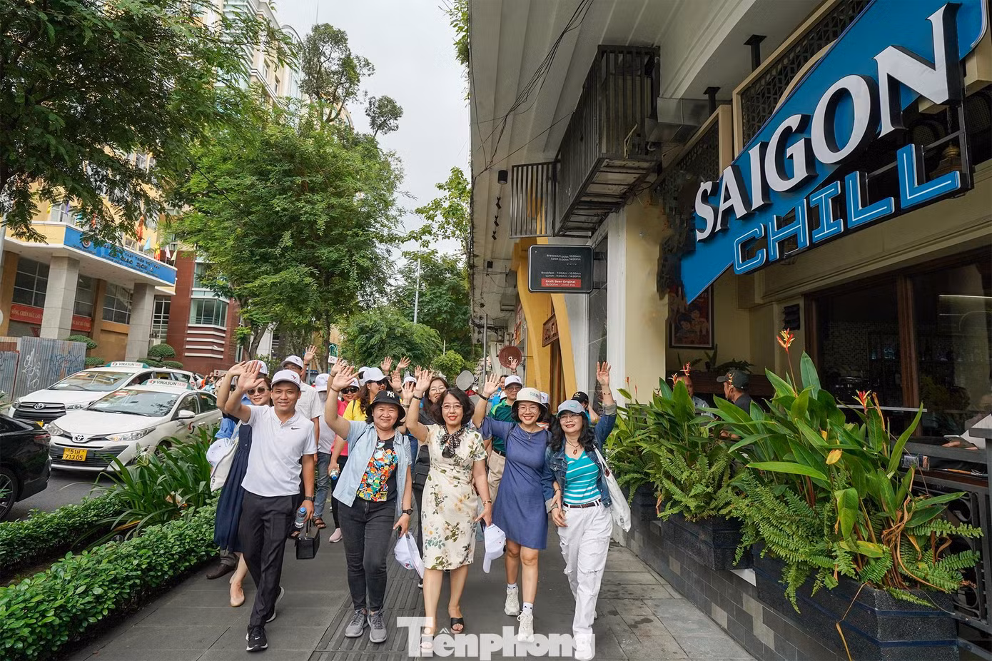 Theo đó, du khách và người dân sẽ cùng khám phá nét đẹp văn hoá - lịch sử với các dấu mốc độc đáo trong chặng đường hơn 300 năm tuổi của Thành phố, từ Sài Gòn - Gia Định đến TPHCM hiện nay qua các công trình kiến trúc nổi tiếng như: Bưu điện Trung tâm, Nhà thờ Đức Bà, khách sạn Intercontinatal, Nhà hát Thành phố, Công viên Bến Bạch Đằng, Cột cờ Thủ Ngữ, cầu Thủ Thiêm 2...
