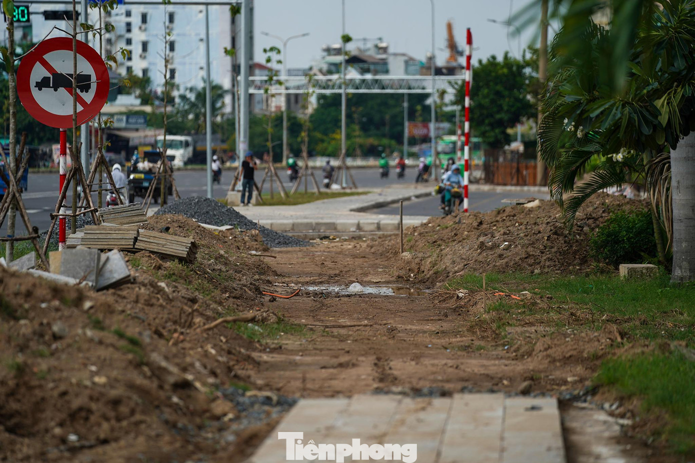 Vẫn còn vài đoạn vỉa hè chưa hoàn thiện.