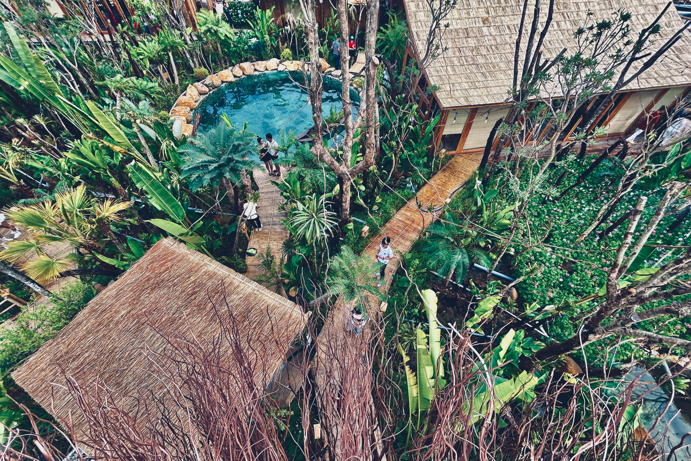 Quán cũng chọn những dòng nhạc êm đềm không lời, giai điệu dịu êm để nâng cảm xúc du khách như một kiểu không muốn làm phá đi sự thư thái, nhẹ nhàng mà không gian nơi đây mang lại.